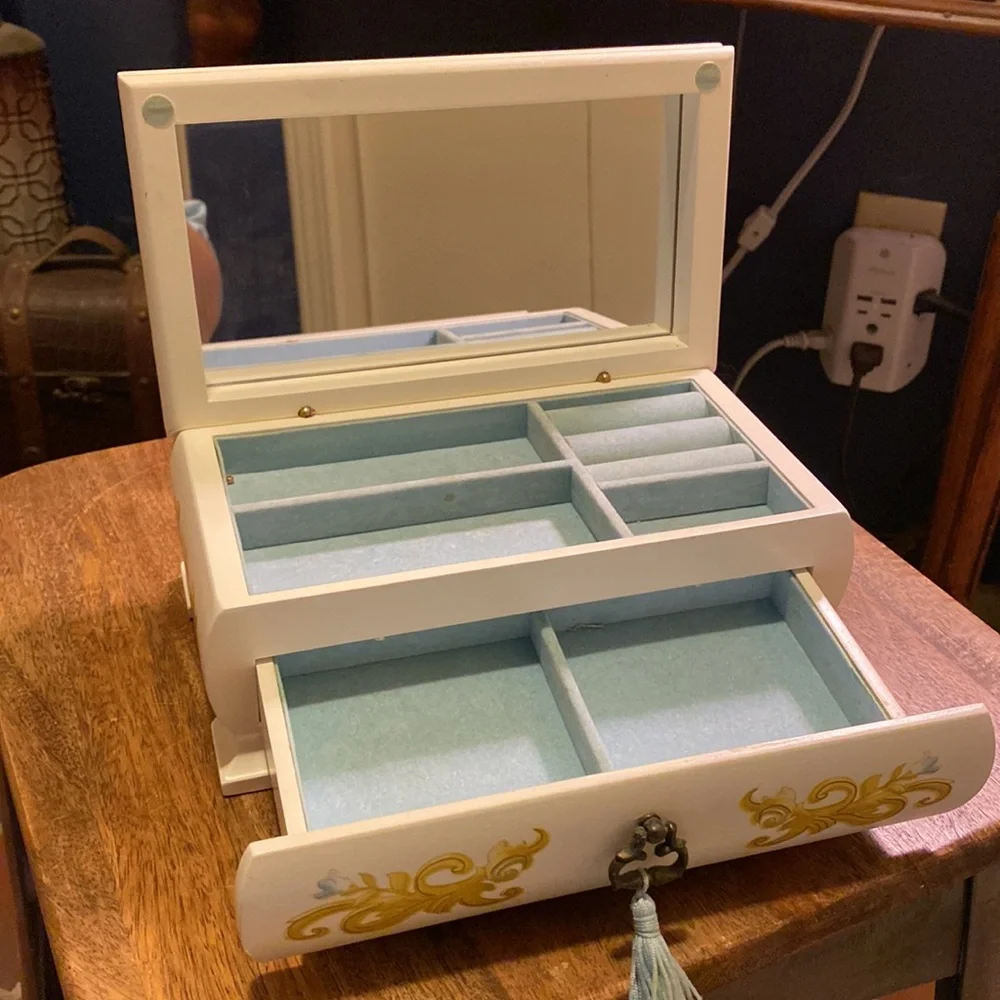 Vintage Avon Jewelry Box - Picture 5 of 11